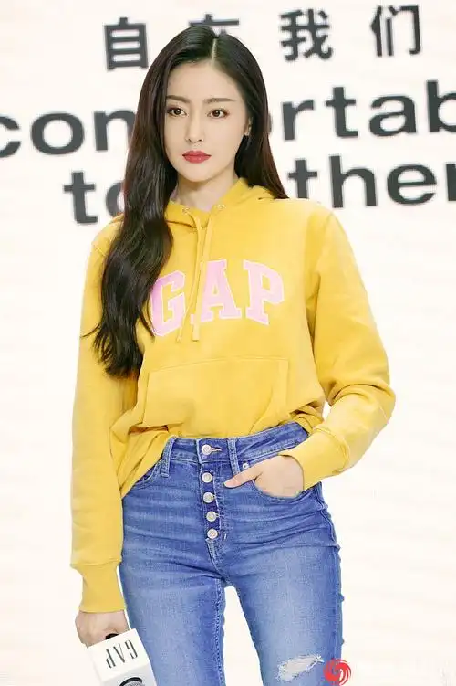 张天爱减龄装扮秒变校园女神 穿铅笔裤秀完美腿型惹人慕_凤凰网娱乐