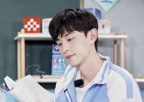 恭喜邓伦喜提新身份密逃更博宣布当个队长也不容易呀