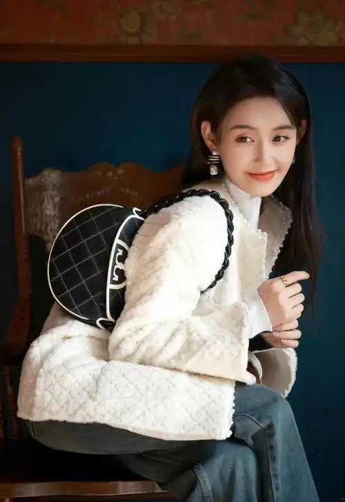 22岁蒋依依晒照白色小香风外套搭牛仔裤时尚甜美元气十足