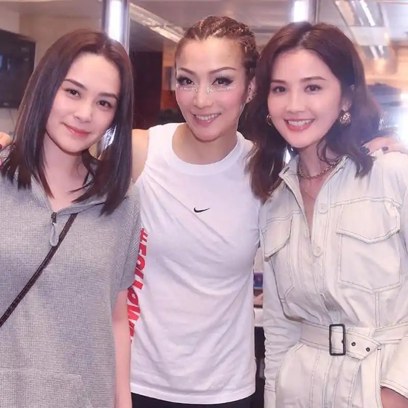 郑秀文演唱会twins助阵 搂腰亲密合影笑意满满