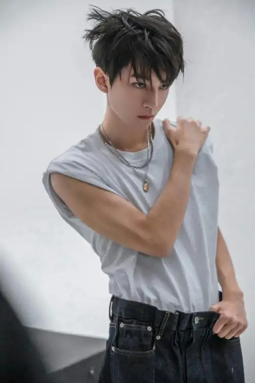 王俊凯平时没少健身吧#是咧,是很有劲儿,肌肉不少可以一拳打趴一个