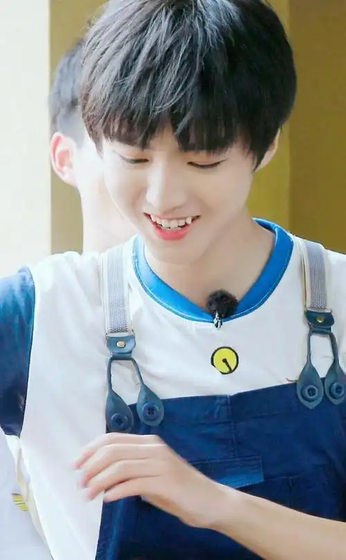 分享王俊凯超可爱的虎牙合集 又酷又帅又甜的男孩子上线