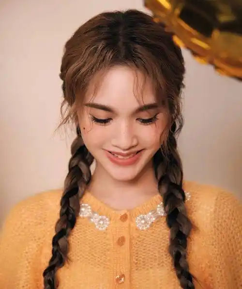 这套造型的亮点还在于杨丞琳的发型.