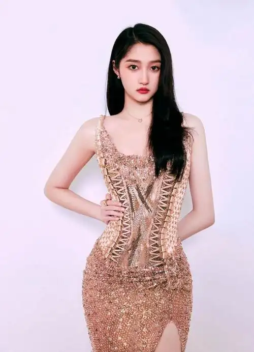 关晓彤的时尚品味备受瞩目,穿亮片土黄色左开叉吊带裙,时尚前卫