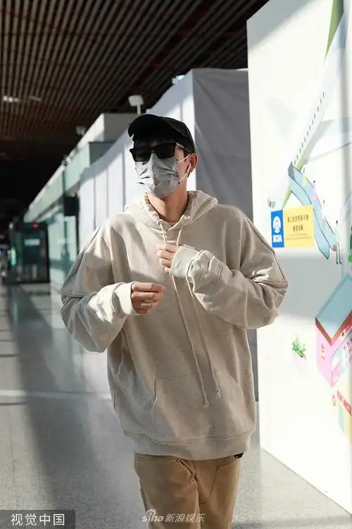 2021年8月10日,北京,陈飞宇现身机场,他戴着帽子,墨镜,口罩,全副武装