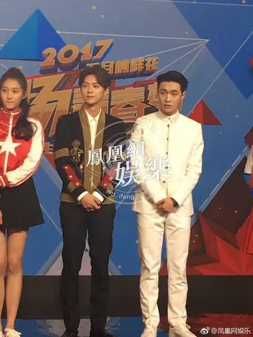 鹿晗张艺兴同框黑白配兄弟情尽显无余