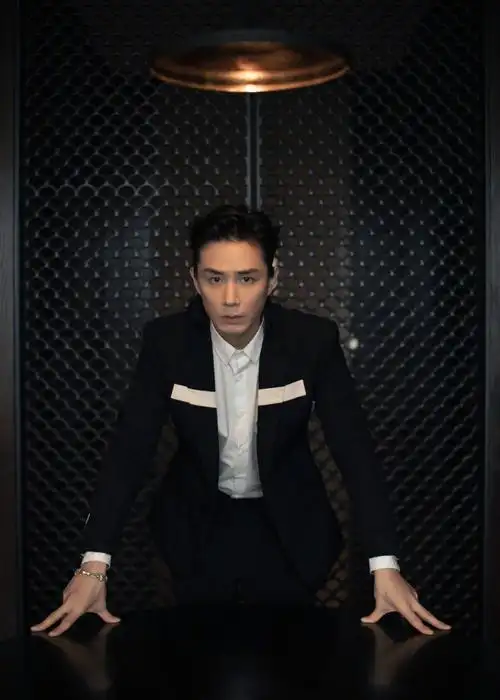 李承铉超话今日活动造型图集,很考验驾驭力的长发,利落笔挺的西服套装