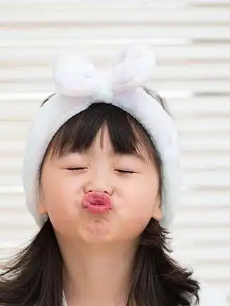 可爱的小女孩做鬼脸