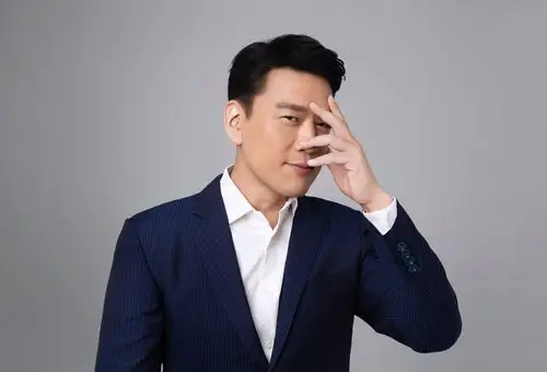 王耀庆暖冬写真曝光 被赞精英西装教科书