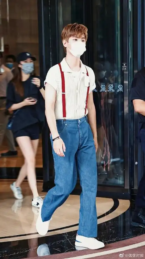 黄明昊背带裤造型路透##黄明昊密室大逃脱背带裤造型