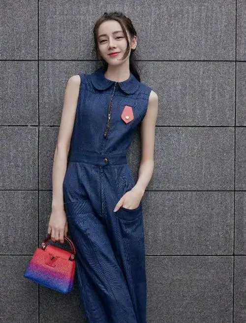 迪丽热巴才是时尚圈的腿精工装裤搭晕染衬衣嘻哈风很自信