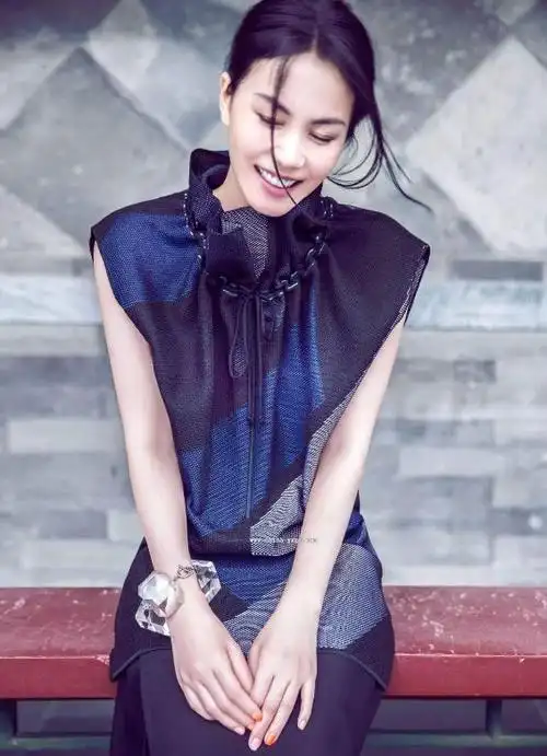 王菲54岁新照惊艳全网!鼻梁一改塌陷风格,刘嘉玲同款苹果肌亮相