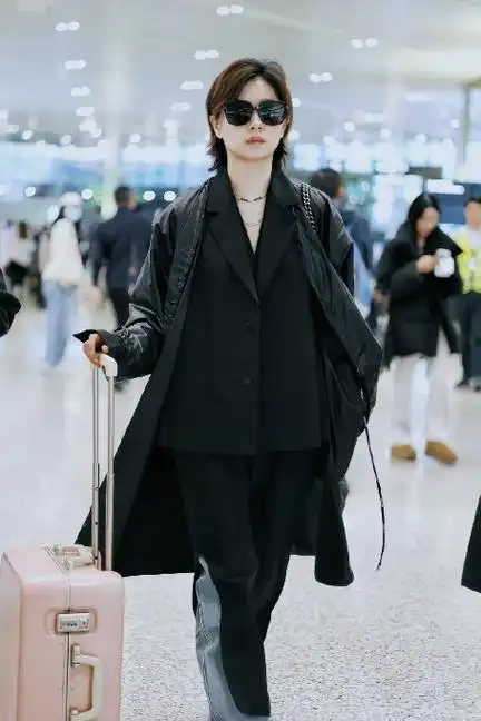 万茜机场亮相,全黑穿搭展现潇洒魅力,气质超群!