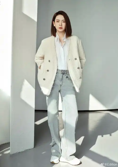 戚薇身穿edition冬季新品小香风羽绒外套搭配复古牛仔裤私服拍摄