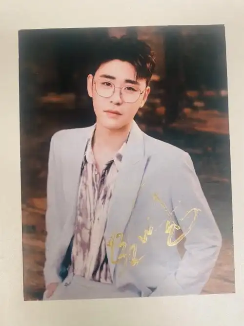 今天带来的是张云雷的亲笔签名哦关注@新浪圈子@新浪新知转发本条微博