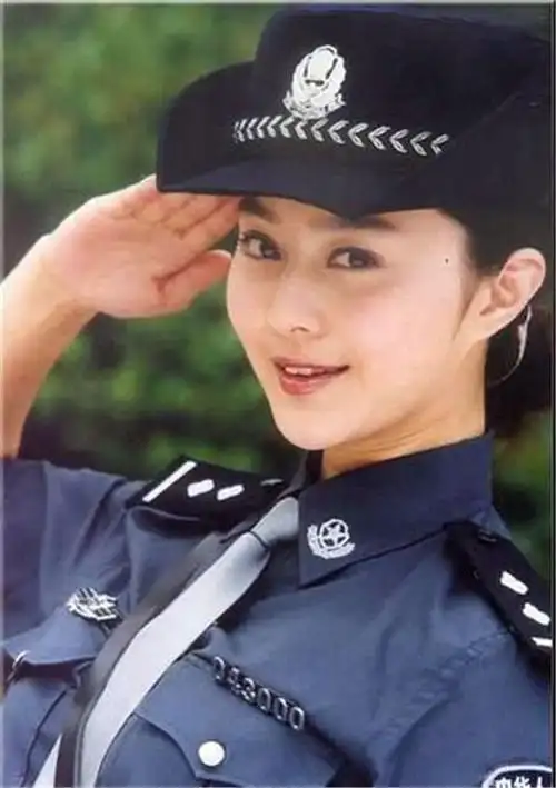 虽然穿的是警服不是军装,但因为太美了,所以也要放一张照片的angela