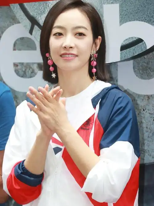 宋茜在sm公司时期,被誉为神颜,很多韩国男星都将其视为自己女神,可以