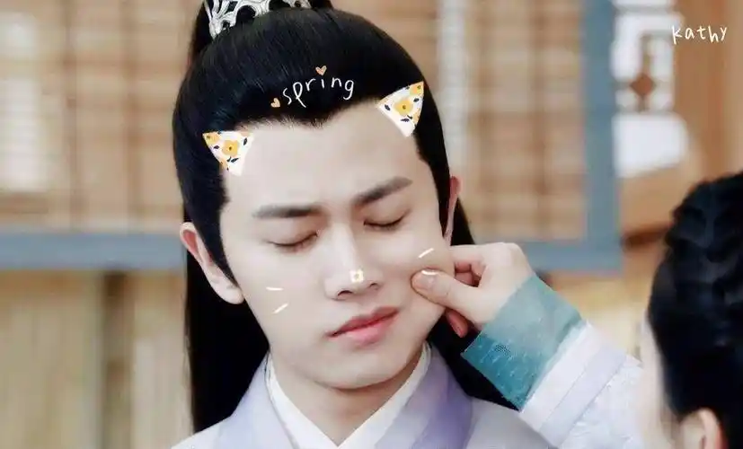 宝藏男人任嘉伦采访超有梗晶晶笑到停不下来