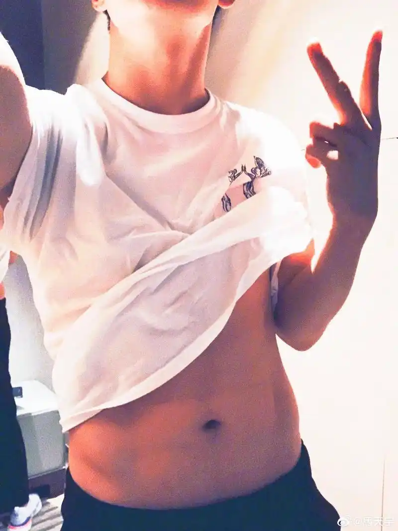 一觉醒来这么刺激呢,有生之年,我的马老师被迫发了微博,居然晒腹肌了