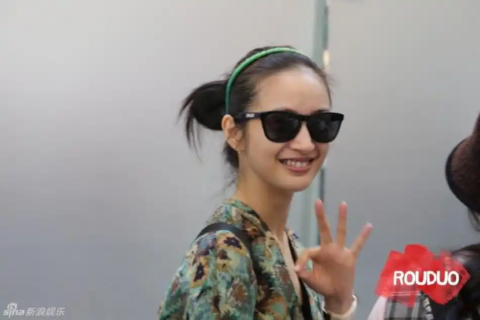 人妻林依晨现身韩国机场 素颜清纯水嫩