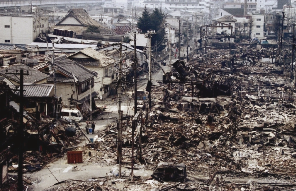 1995年,日本神户发生7.2级大地震,灾难场景好像被原子弹轰炸