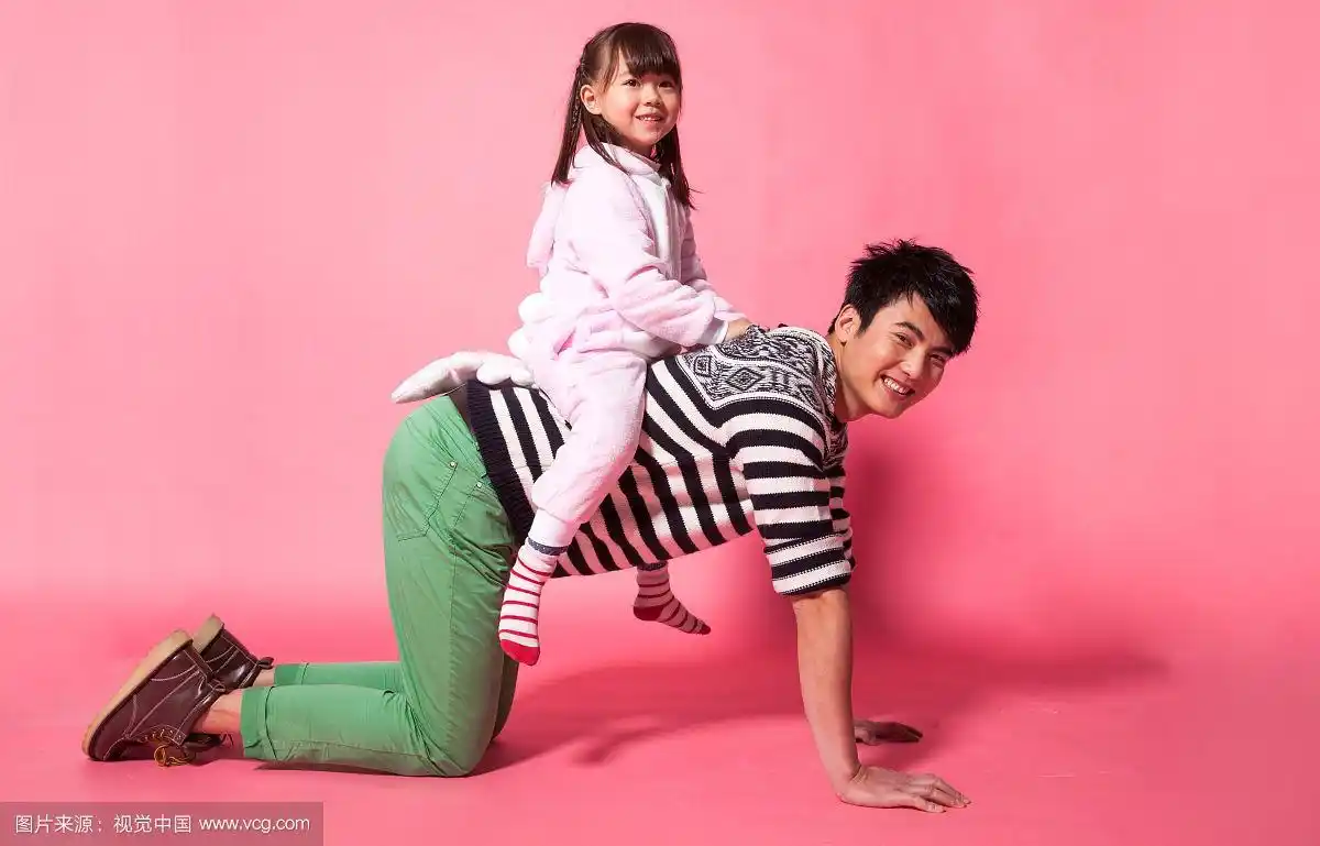 女孩骑在父亲的背上