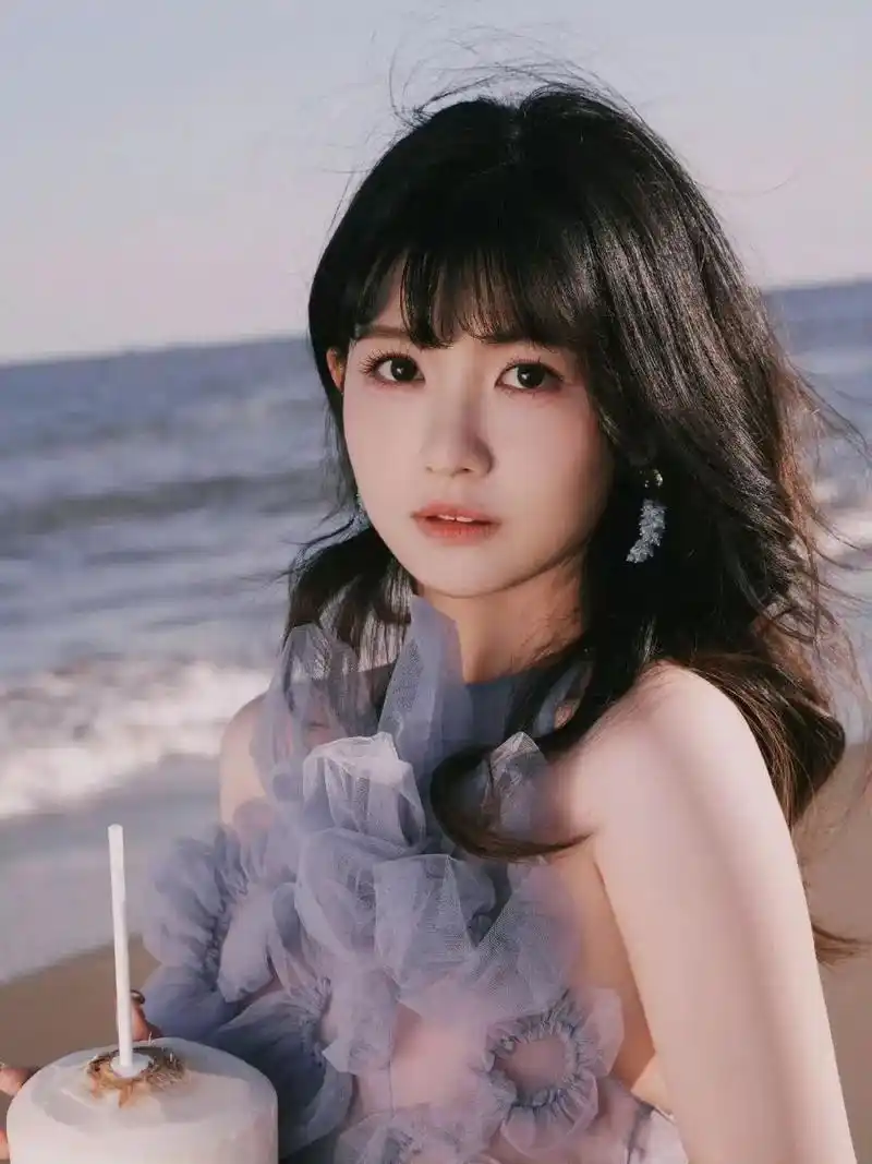 赖美云太可爱了在海边拍的不错