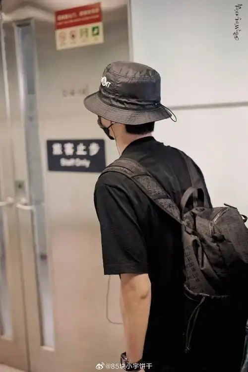 王一博机场同款包包##loewe全球品牌代言人王一博