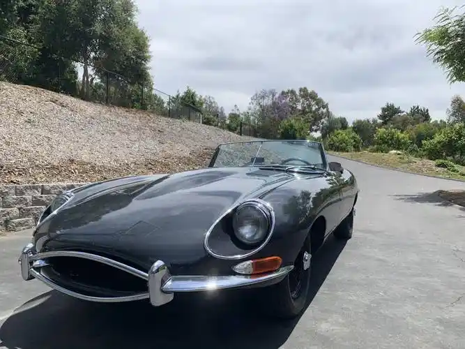 52年车龄 历经三次换手 经典捷豹e-type跑车拍出3.