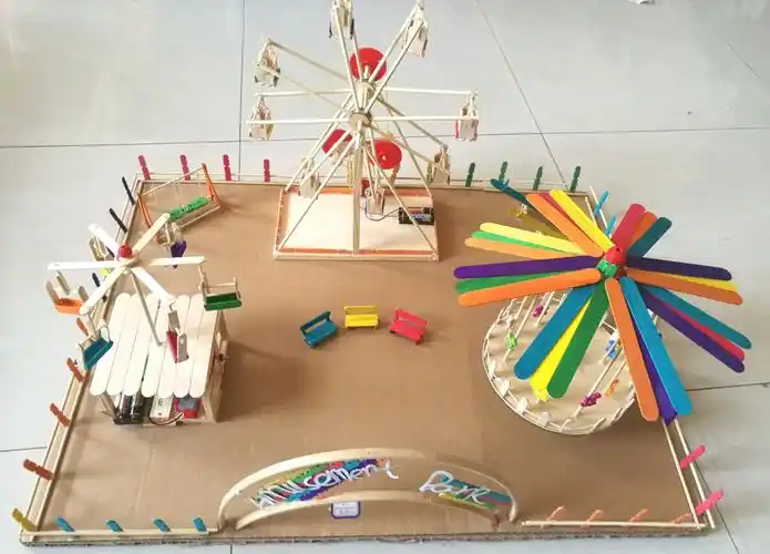 六年级段,彩色木棒是一根根魔法棒,挥舞间便有了美丽建筑,搭建美好