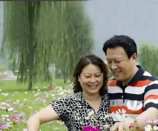 唐国强女儿唐莉生母离世时让她替母报仇如今却和继母亲如一家