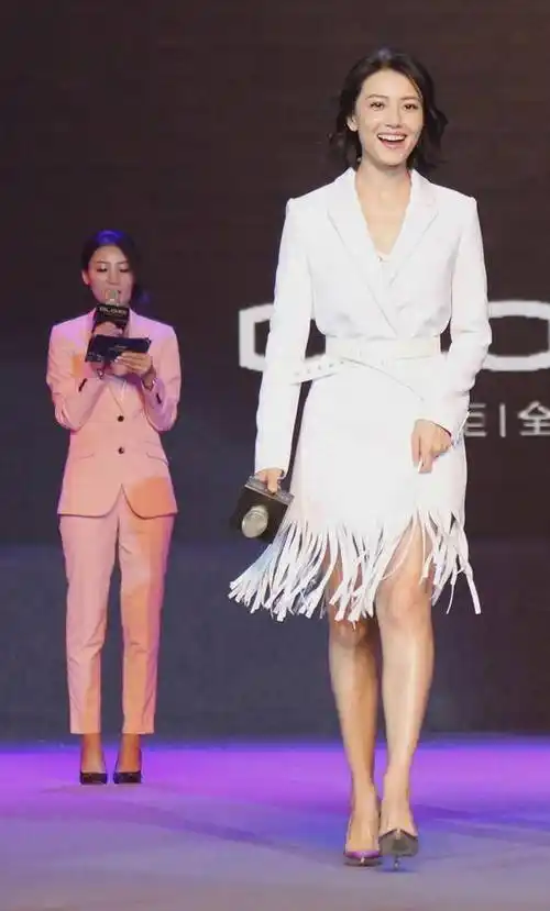 高圆圆的美腿圆润,脚踩细高跟,银色尖头高跟,优雅迷人_魅力_场合_建议