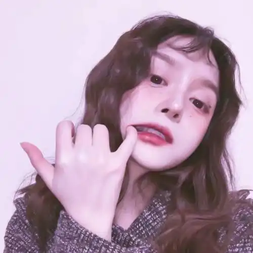 长发歪脖子自拍的清纯美女头像图片