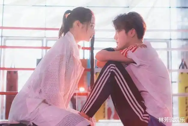 鹿晗关晓彤东京旅游被拍两个人一前一后分手传闻不攻自破