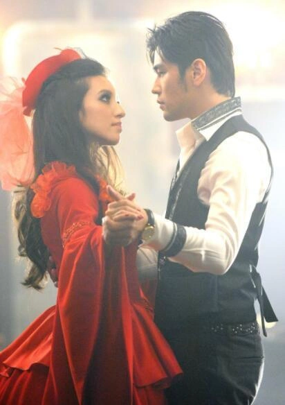 梁心颐街头卖唱超尴尬曾是南拳妈妈主唱与周董解约后越混越差