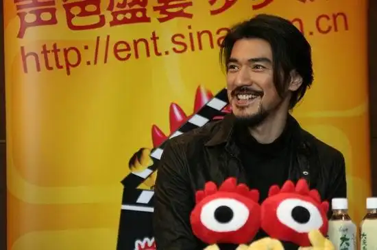 图文伤城主创新浪聊天金城武大胡子造型