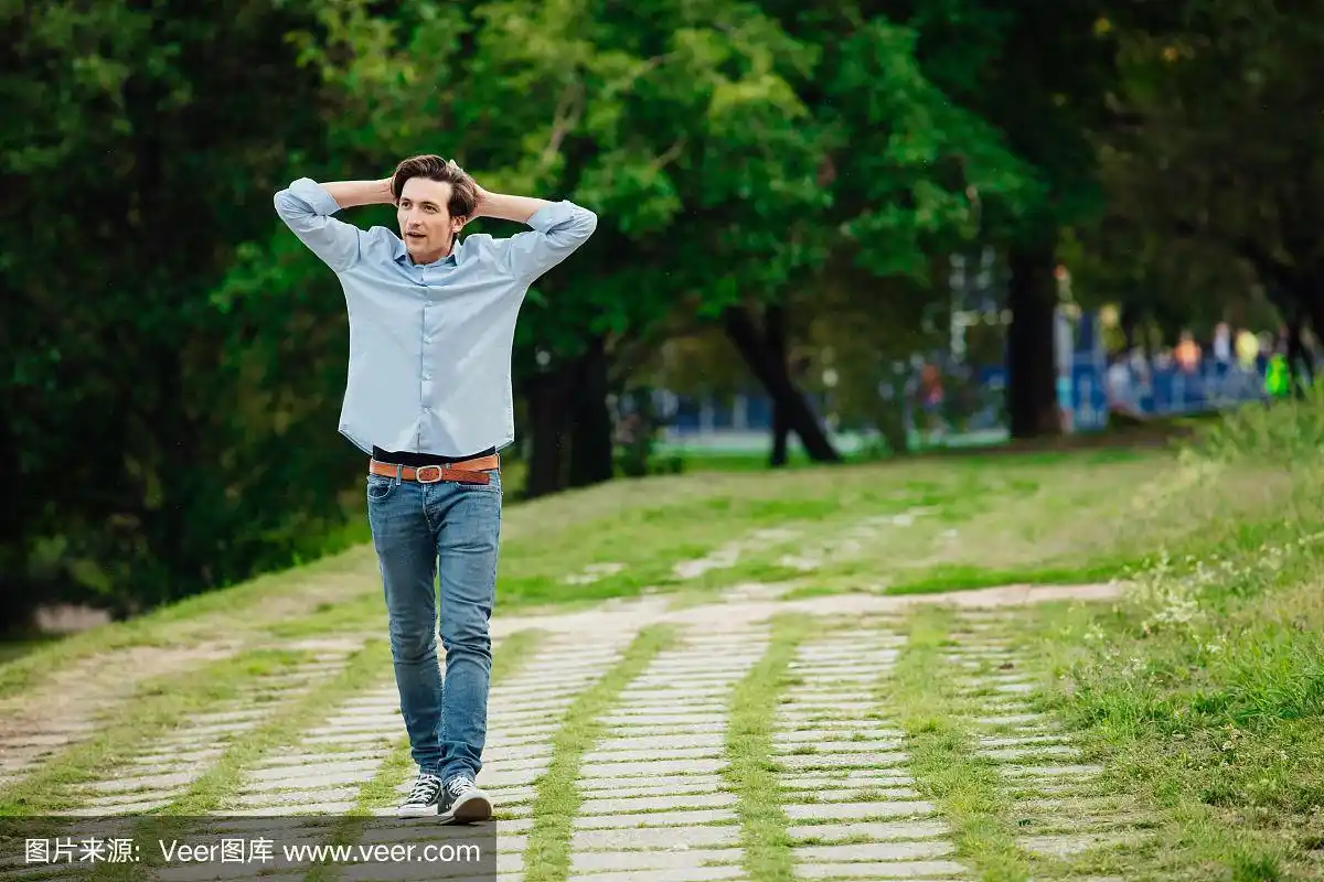 年轻人独自在公园里散步