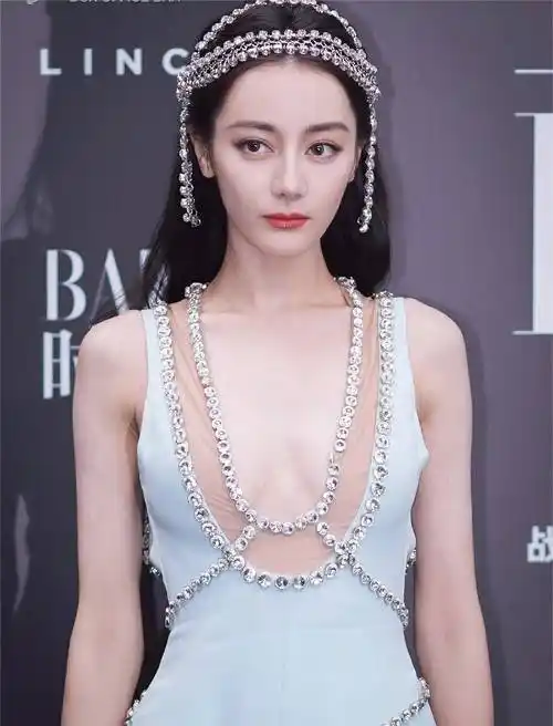 迪丽热巴身着浅蓝色连衣裙出席时尚芭莎盛典,尽显高贵气质_配饰_裙子