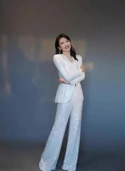 如果你觉得职业装不知道怎么穿合适那么可以借鉴一下刘涛的日常职业装