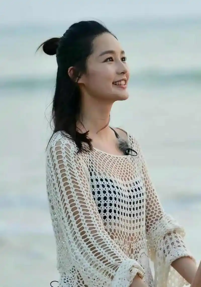 李沁性感渔网,沙滩热裤,太撩人了 李沁走在海边,穿楼控衬衫配牛仔短裤