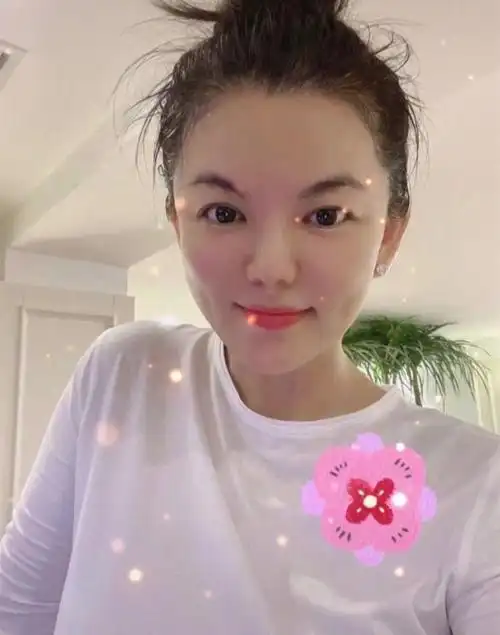 45岁李湘晒素颜自拍减肥成功颜值重回巅峰皮肤白嫩好像学生妹