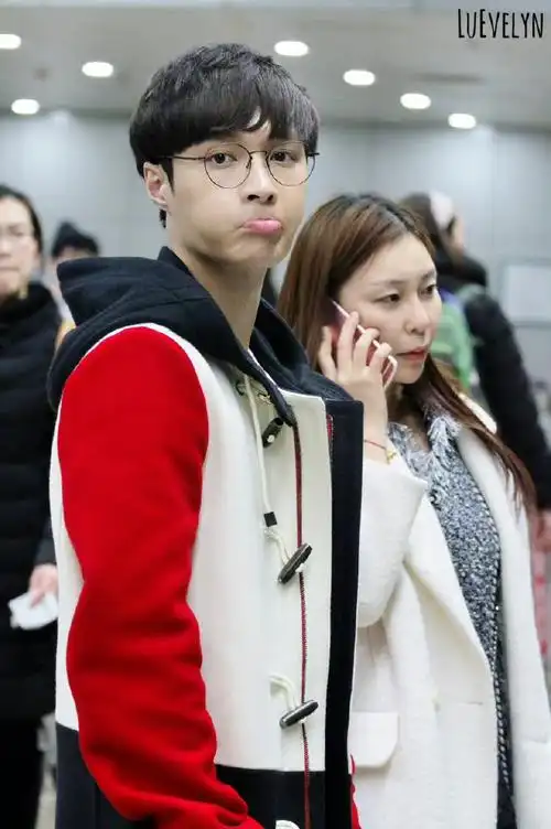 繁忙行程 空中飞人的漂亮机场造型look大赏@张艺兴#张艺兴时光记事簿