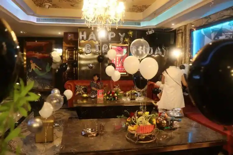 昨晚,一场超嗨皮的生日会在这儿上演,7月人气寿星已诞生!