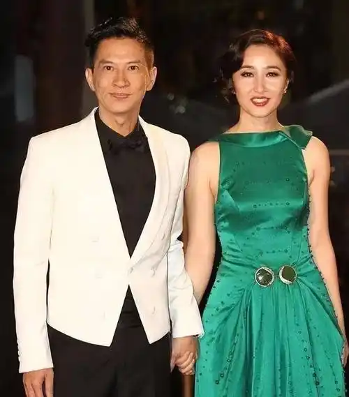 张家辉携老婆出席活动,关咏荷穿吊带裙身材丰腴,哪像奔六的人?