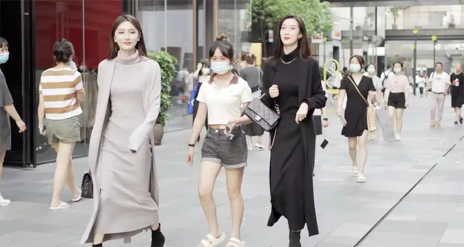 街拍成都太古里,职业模特穿搭就是不一样,走路都带风.