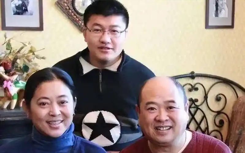 倪萍:五次恋爱,三婚两离,同居六年惨被抛弃,47岁收获真正爱情_姥姥