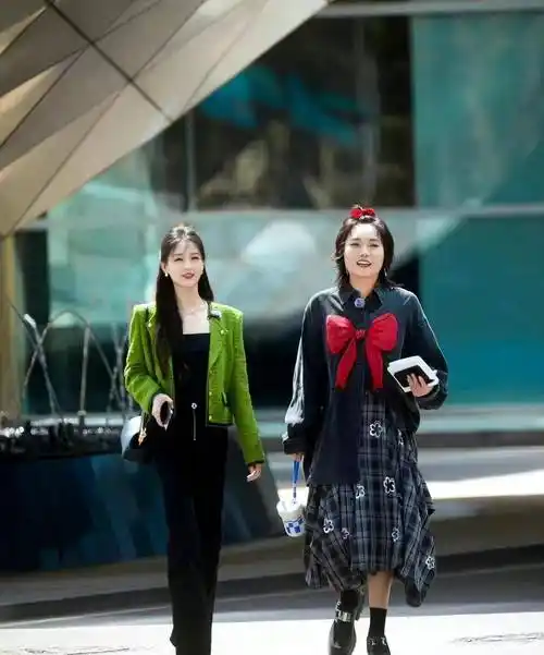 李一桐《女子推理社》风,小香风绿外套黑裤,精致又显高_绿色_显得