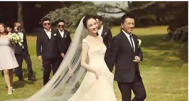 她出道三次登春晚男友为娶李小冉花重金她的选择让人心酸