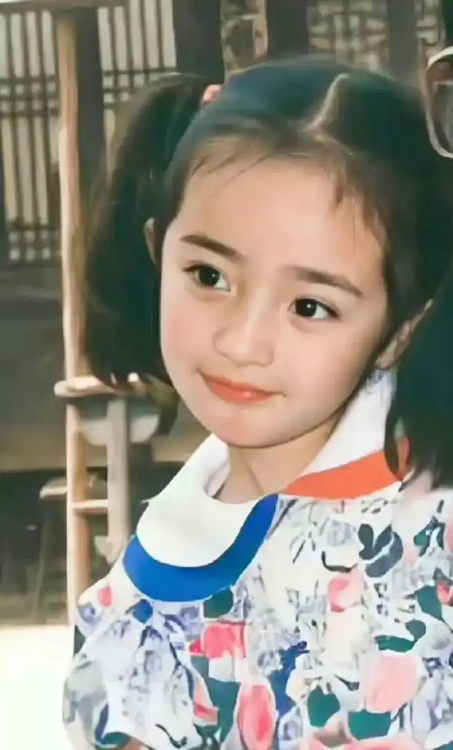 杨幂晒小时候照片,真是从小美到大啊.#杨幂 #从小美到大