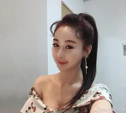 咸素媛整容前旧照曝光,样貌清纯动人,引主持人大呼:干嘛要整容